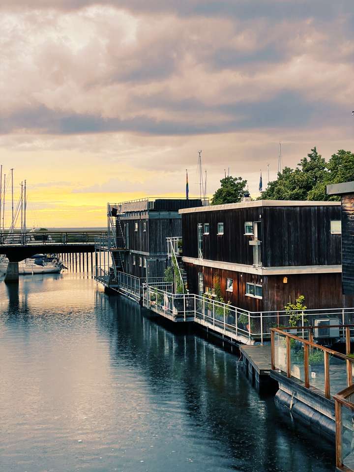 Плавучий будинок у Швеції онлайн пазл
