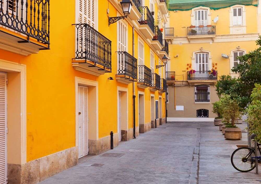 Uma rua em uma cidade na Espanha puzzle online