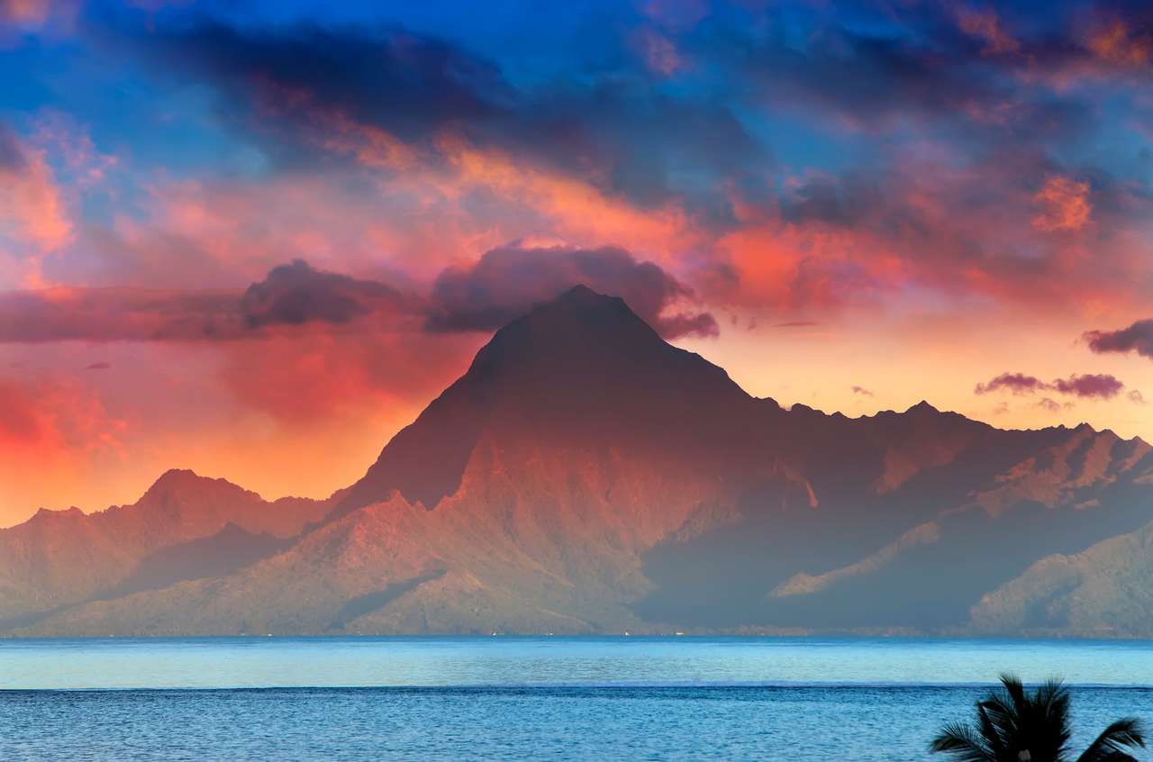 Orohena-Berg bei Sonnenuntergang. Polynesien. Tahiti. Puzzlespiel online