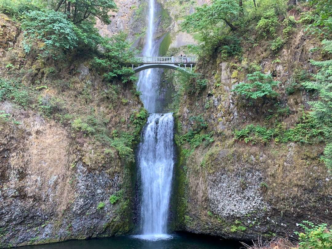 водопады между коричневой и зеленой скалой пазл онлайн