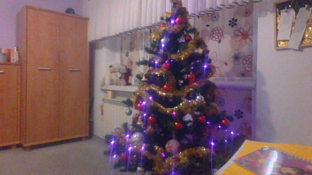Mi árbol de Navidad en mi habitación. rompecabezas en línea