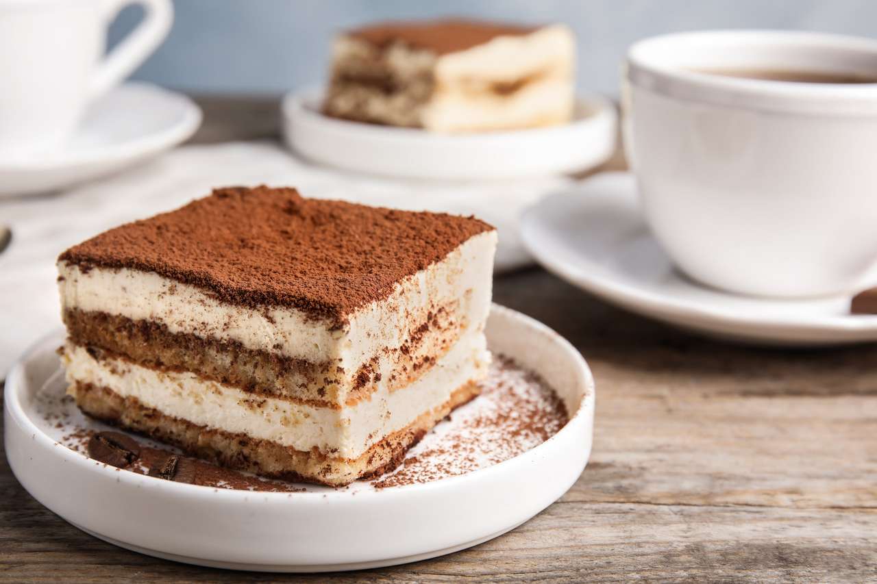 Tiramisu tårta och te på bordet Pussel online