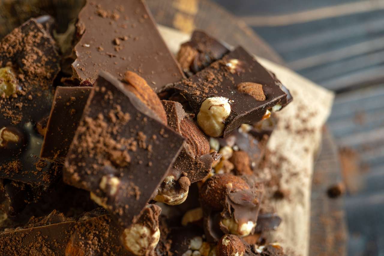 Подрібнений чорний шоколад з лісовими горіхами онлайн пазл