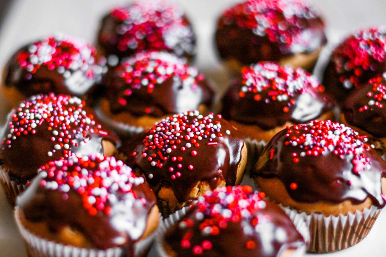Σπιτικά μάφινς με γαρνιτούρες σοκολάτας παζλ online
