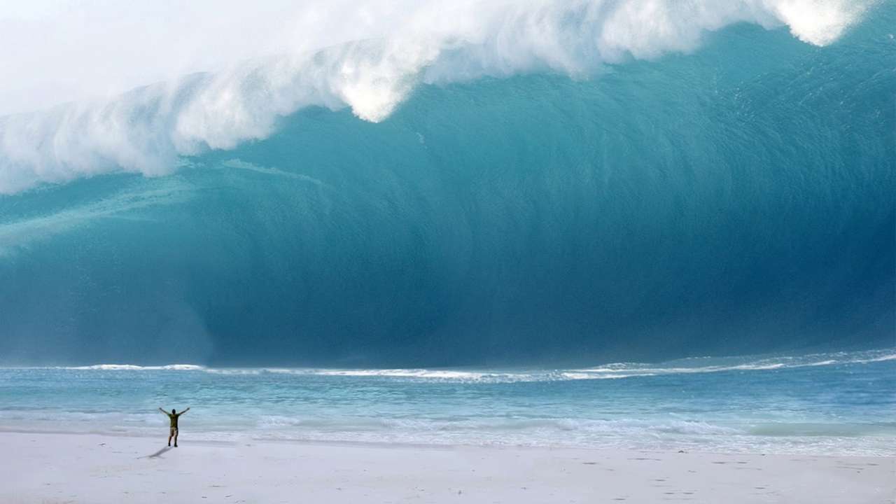 Hombre viendo el Tsunami rompecabezas en línea