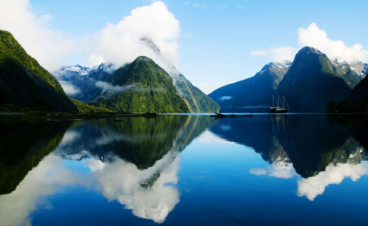 Milford Sound, Fiordland, Nový Zéland. skládačky online