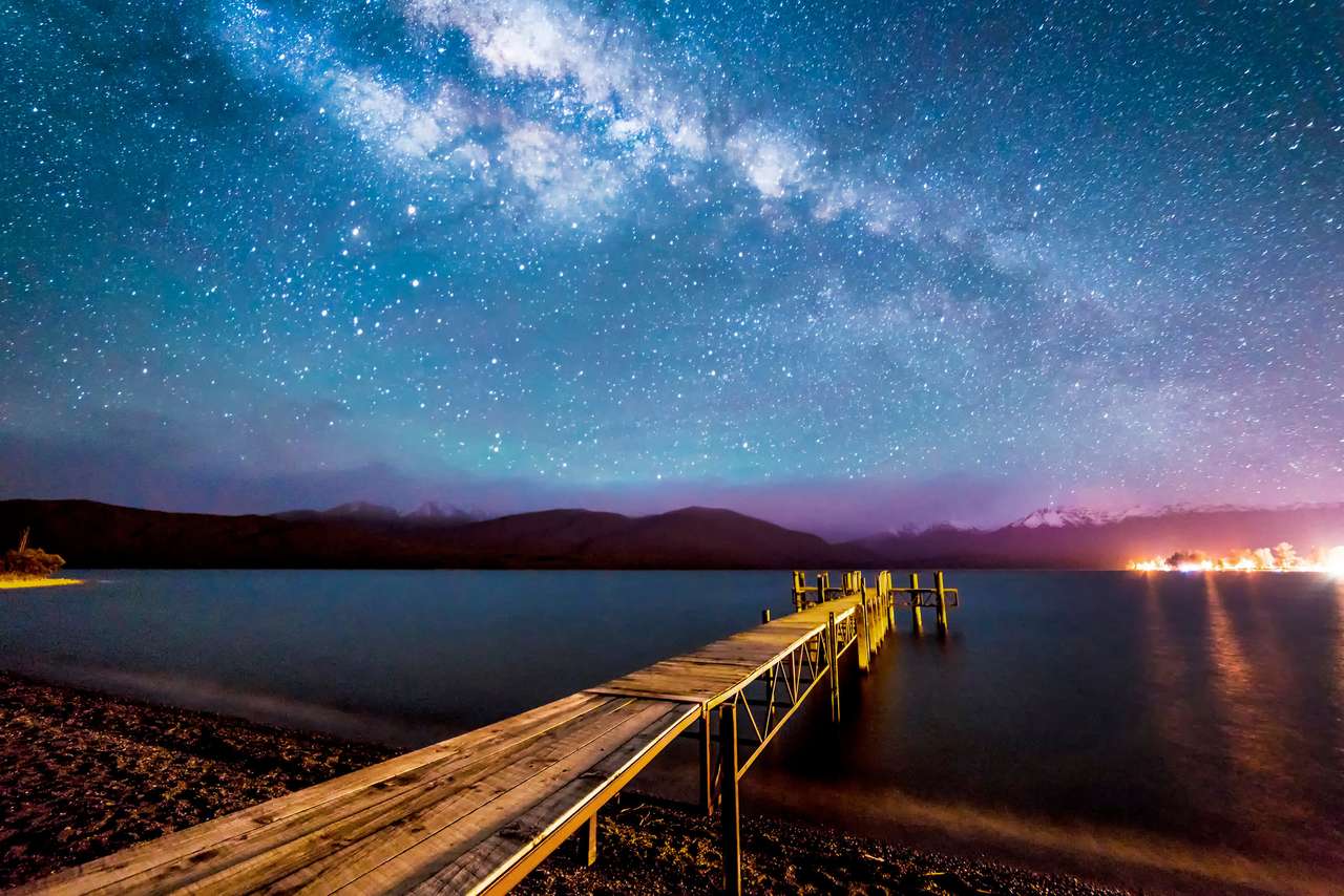 Ночной Млечный путь с деревянной пристанью в Те-Анау, Новая Зеландия пазл онлайн