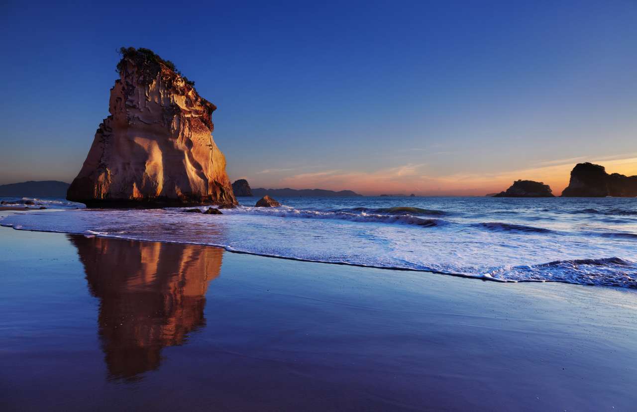 Hoho Rock bij zonsopgang, Cathedral Cove online puzzel