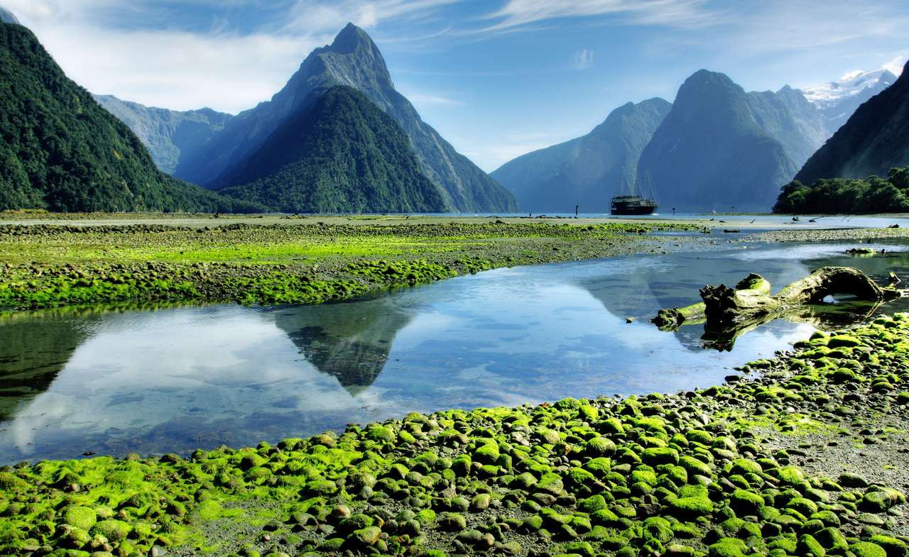 Mitre Peak, Nuova Zelanda con la bassa marea puzzle online