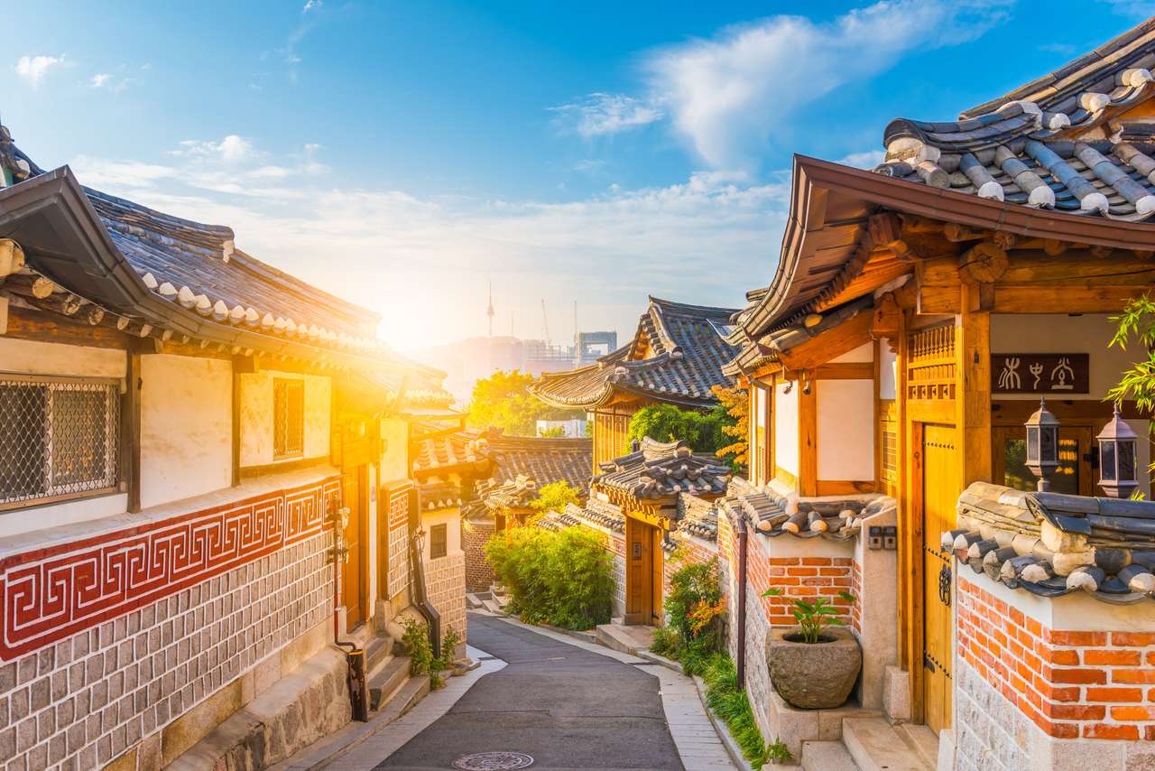 Изгрев на село Букчон Ханок в Сеул, Южна Корея. онлайн пъзел
