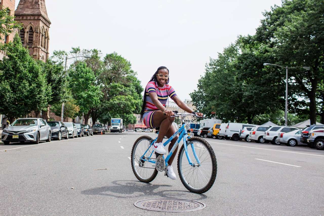όμορφη μελαχρινή σε ένα ποδήλατο παζλ online