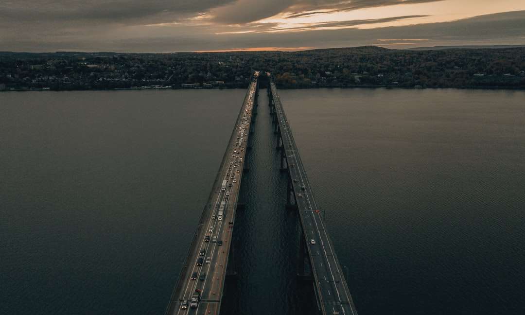 γκρι μεταλλική γέφυρα πάνω από τη θάλασσα παζλ online