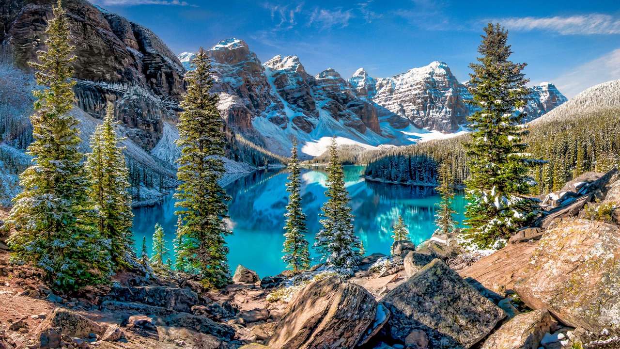 Красивый вид на заснеженные горы пазл онлайн
