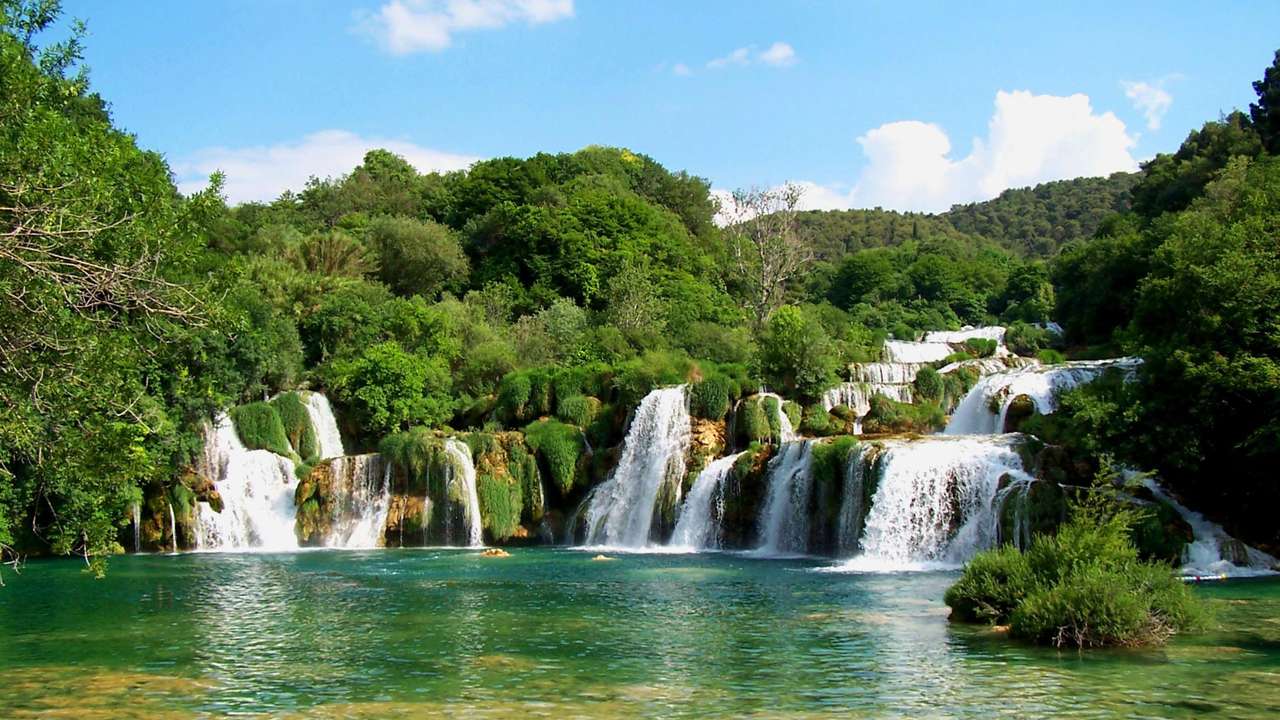 Vackert vattenfallslandskap pussel på nätet