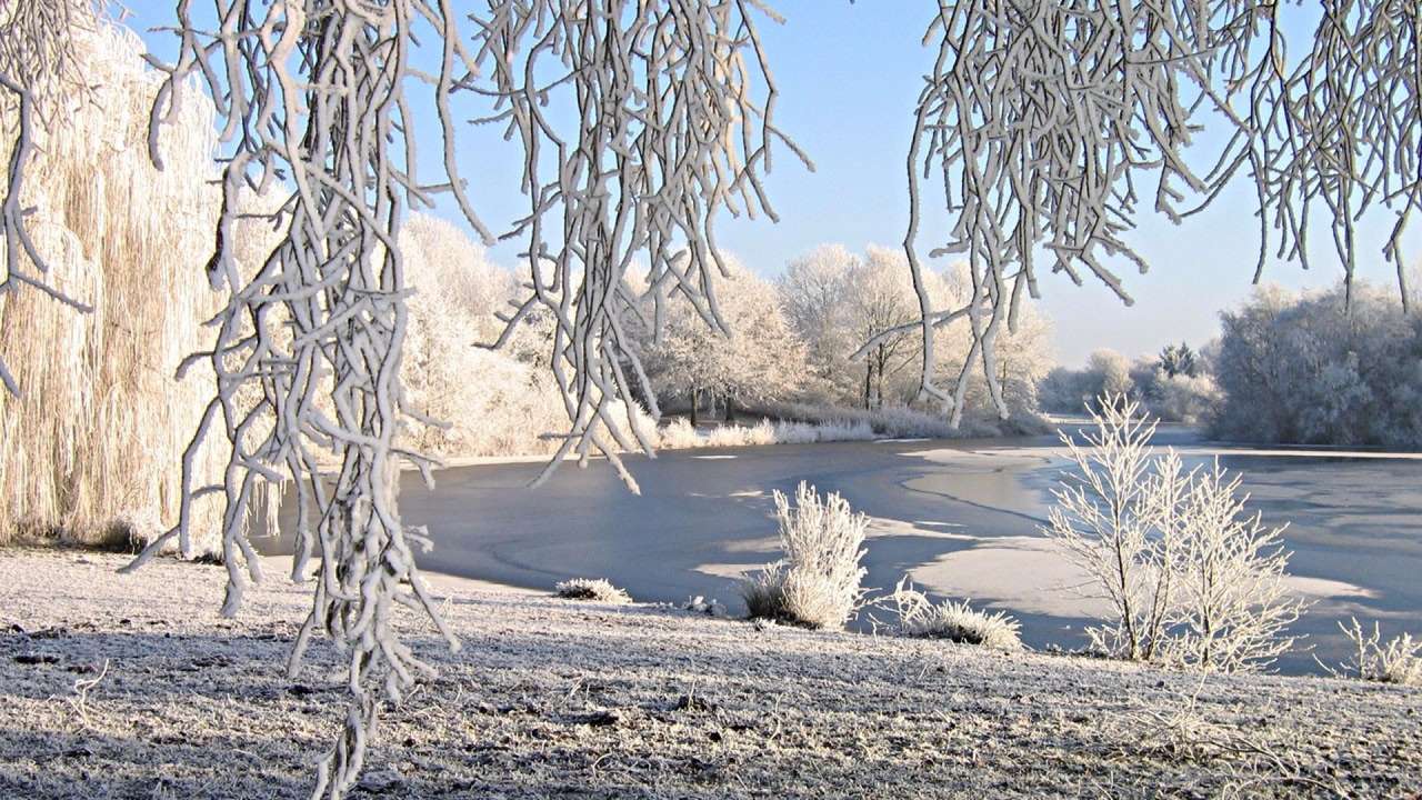 Vacker utsikt över frusen sjö pussel på nätet