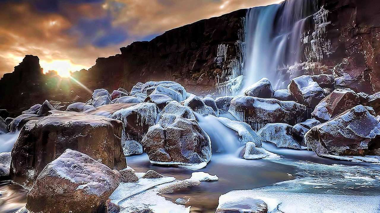 замерзший водопад в горах пазл онлайн
