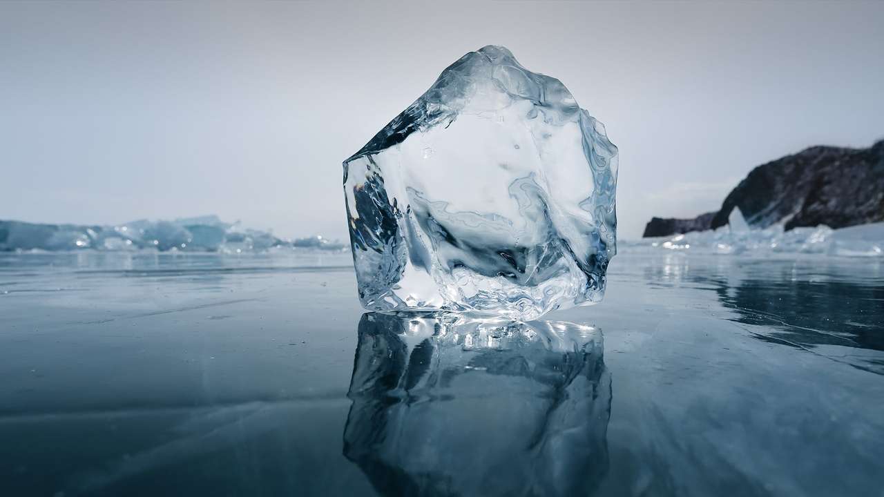 Lenyűgöző jégtömb a befagyott tavon online puzzle