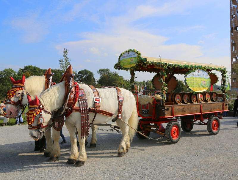 Festlig hästvagn med vinfat pussel på nätet