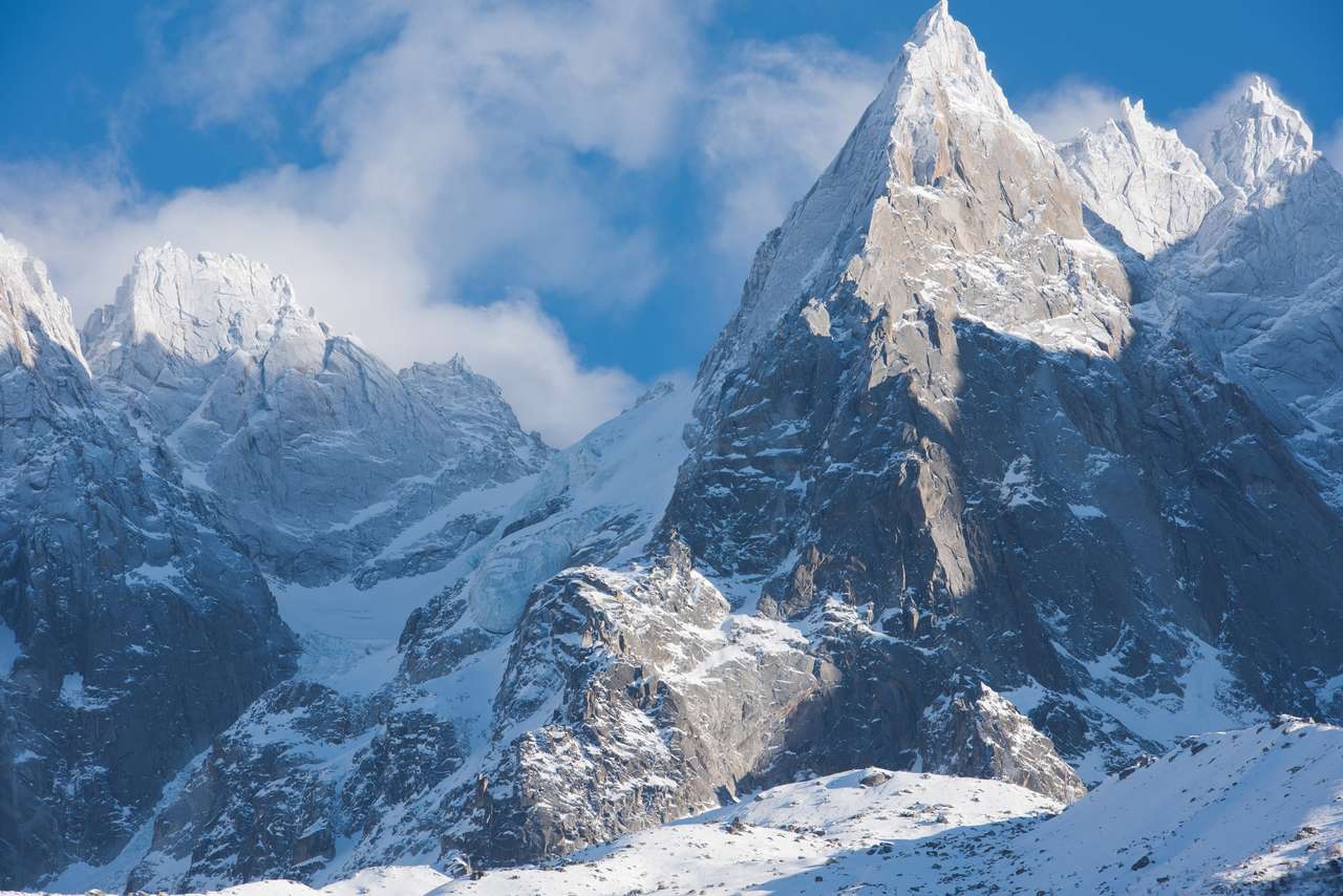 Sommets des Alpes françaises recouverts de neige fraîche puzzle en ligne