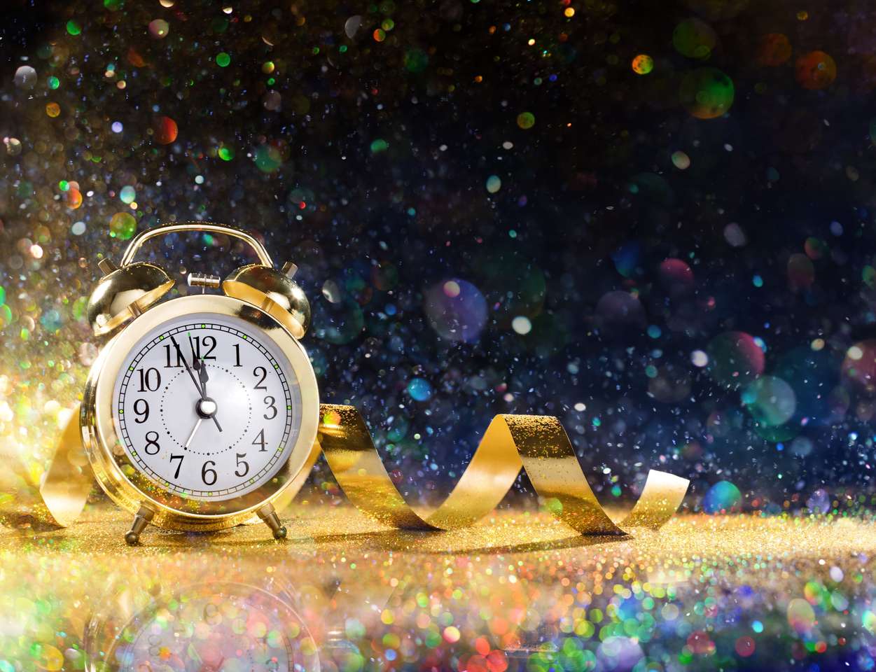 Celebración del año nuevo con reloj despertador y confeti rompecabezas en línea