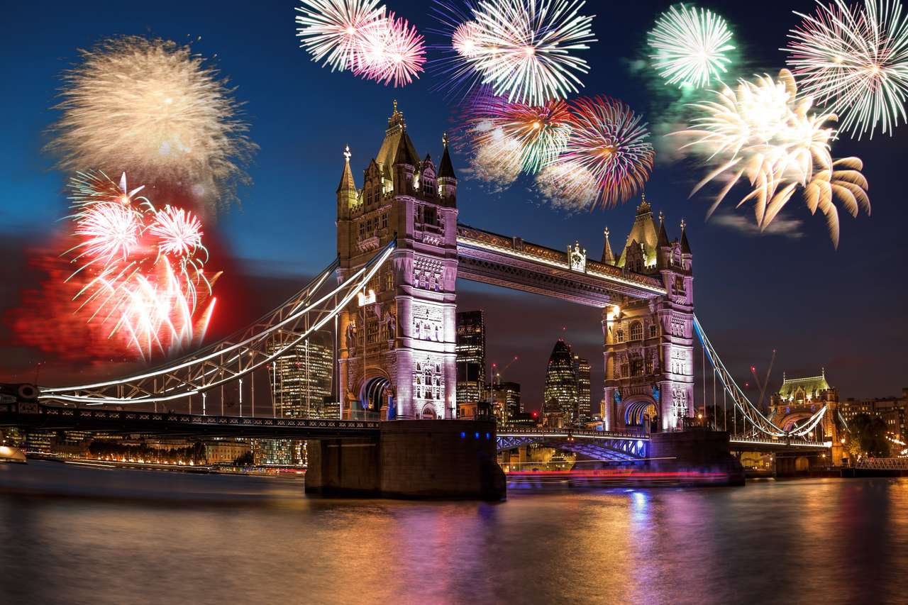 Tower Bridge med fyrverkeri i London, England Pussel online
