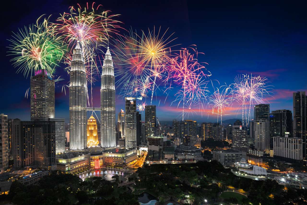 Fyrverkeri över staden Kuala Lumpur, Malaysias horisont Pussel online