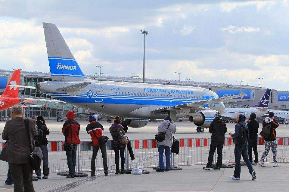 Самолет в аэропорту Шопена пазл онлайн