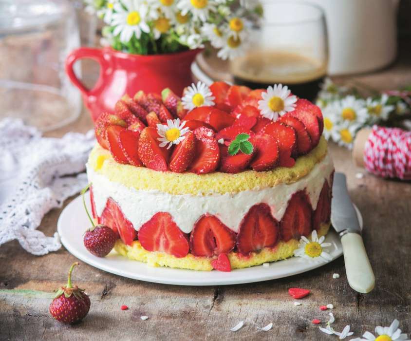 Piškotový dort se smetanou a jahodami skládačky online