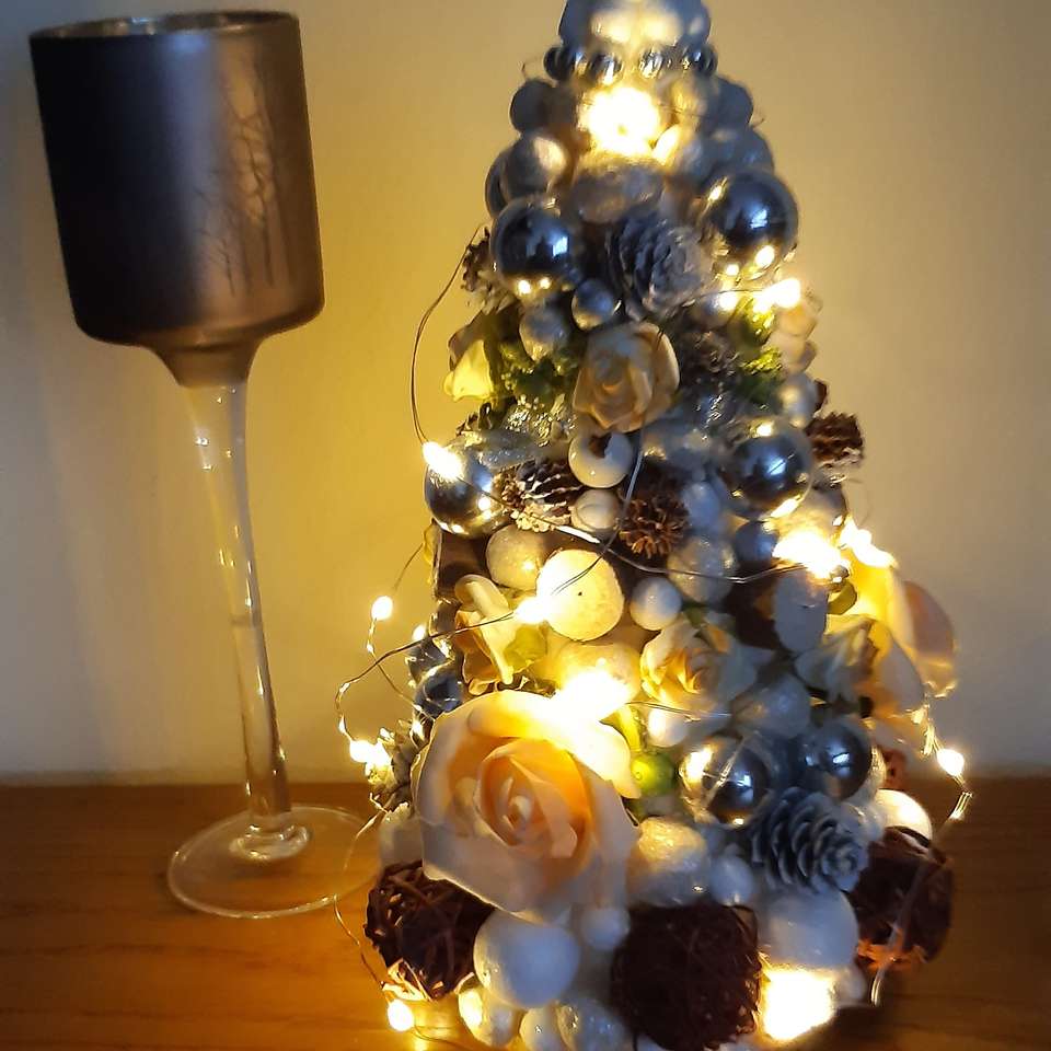 Karácsonyfa fényekkel kirakós online