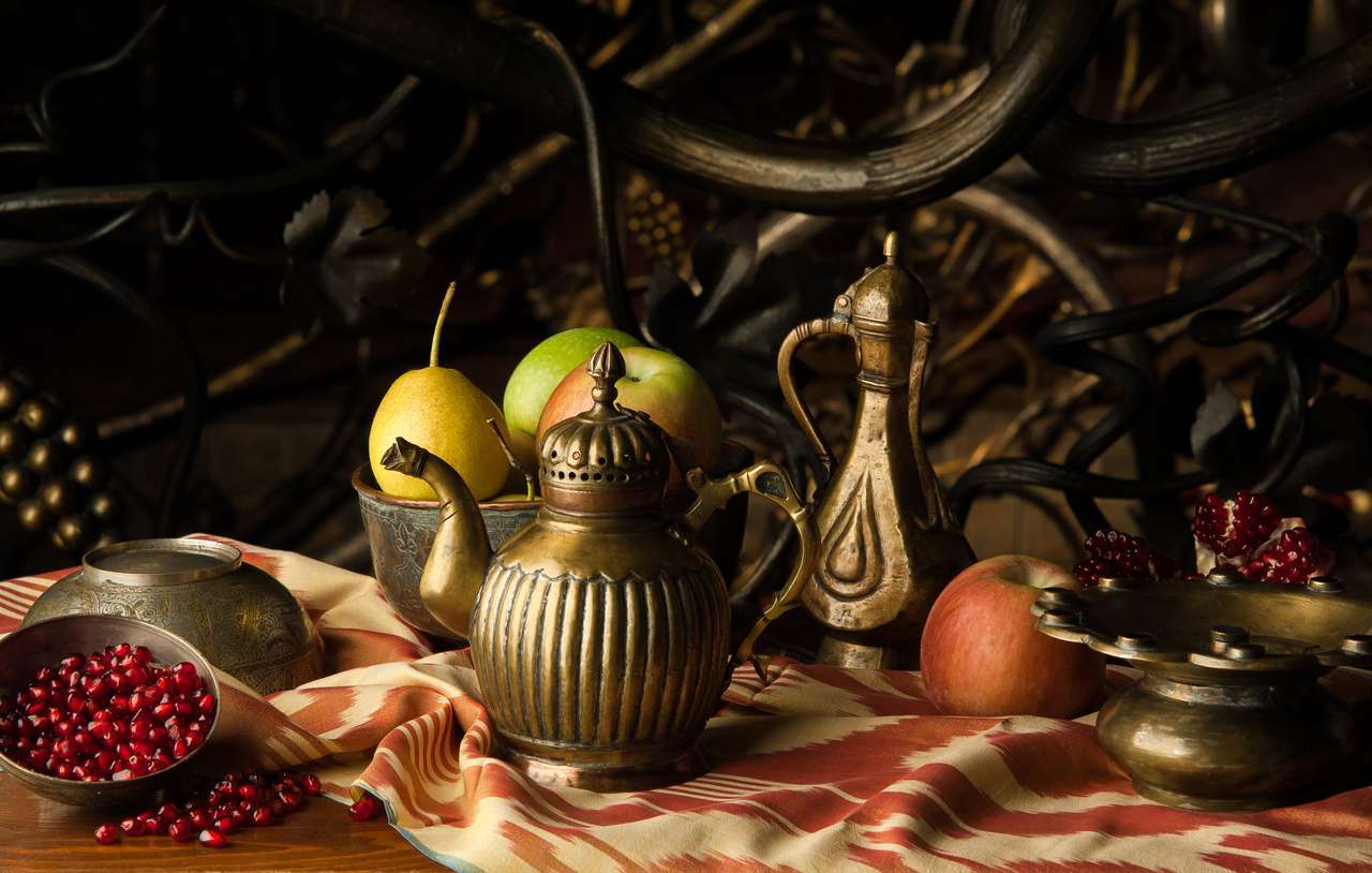 fruta y una jarra de metal con tazones rompecabezas en línea