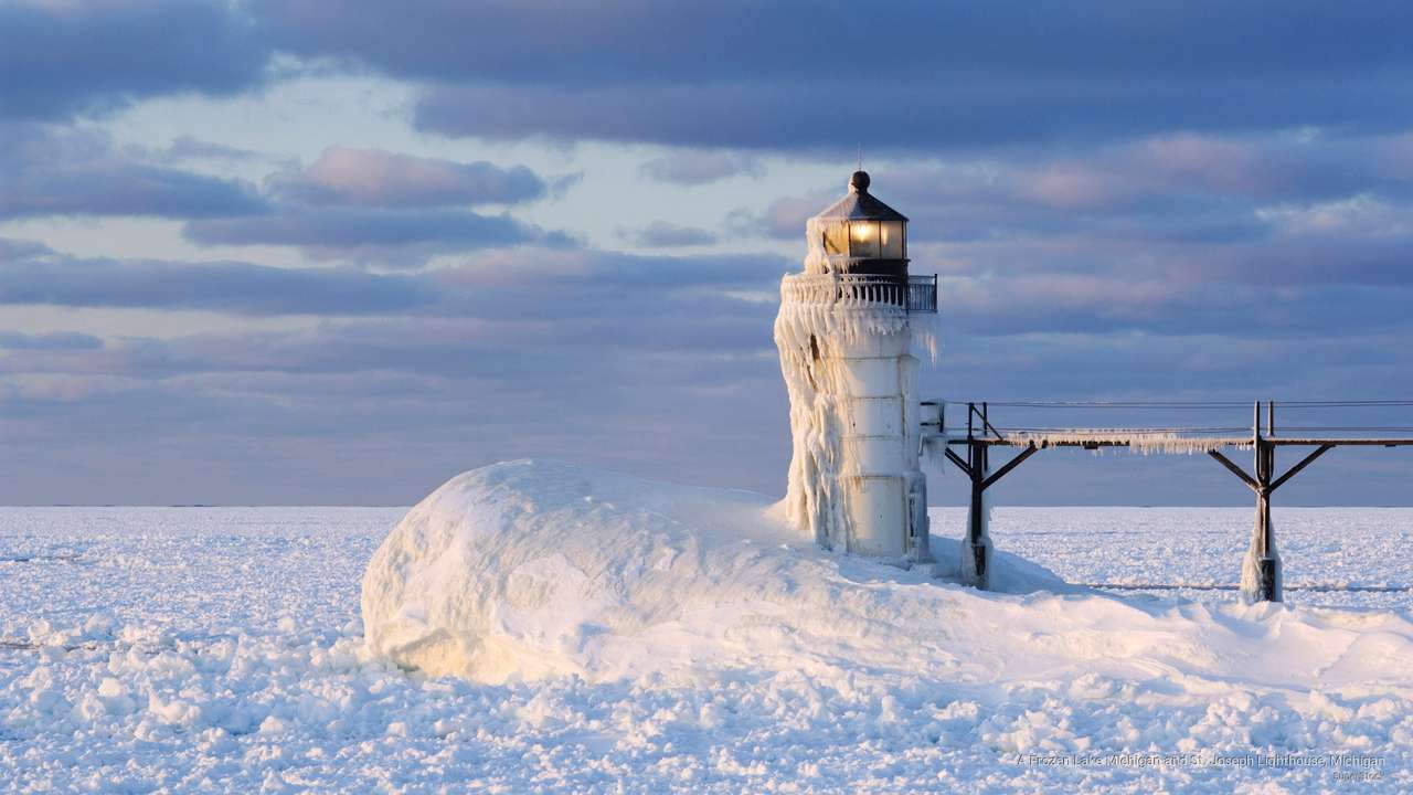 beeindruckender Leuchtturm mit gefrorenem Meer Online-Puzzle