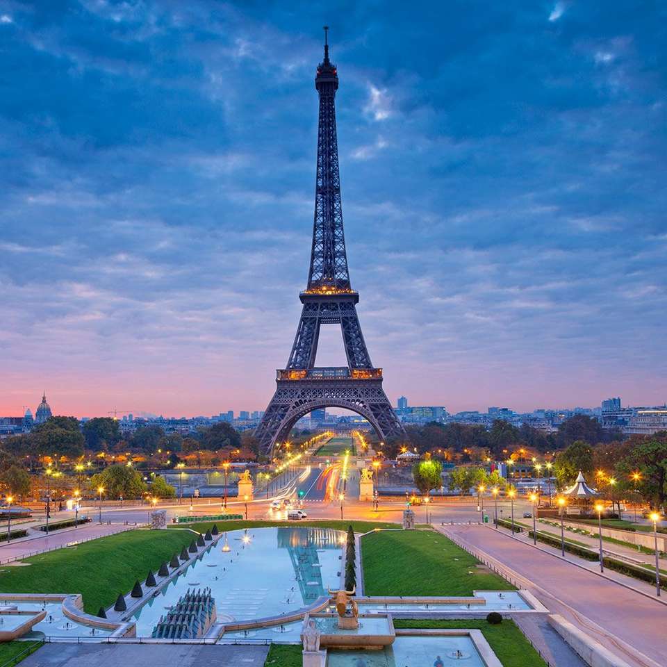 Francia y la famosa torre rompecabezas en línea