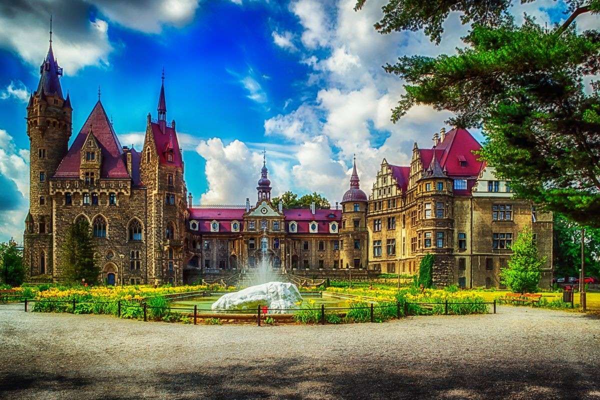 Malerischer Palast in Moszna Online-Puzzle