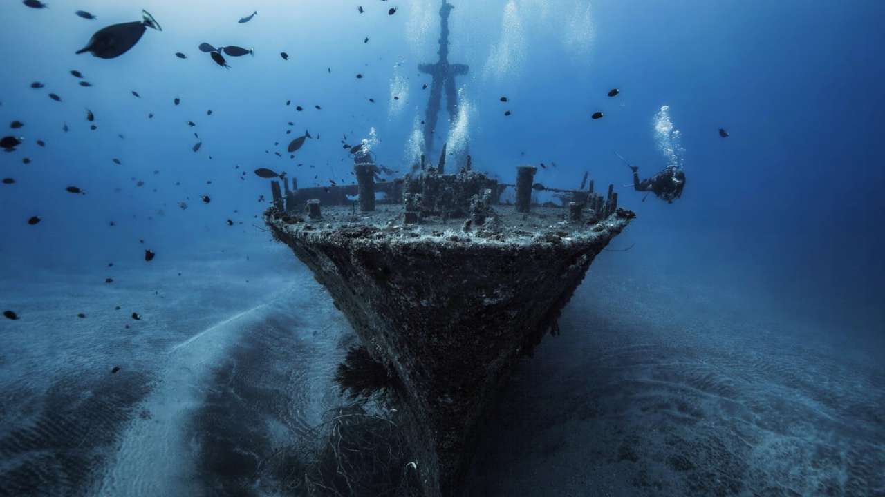 Versunkenes Schiff im Meer Online-Puzzle