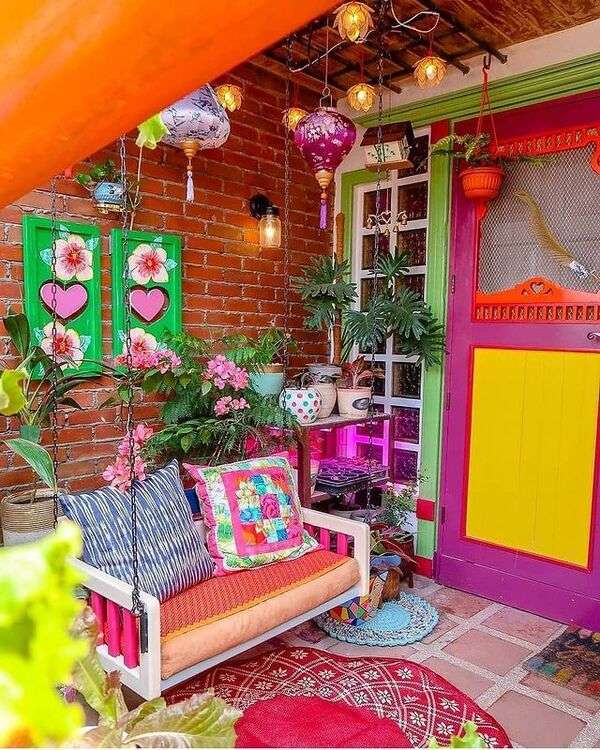 Много декорирана и цветна стая за почивка онлайн пъзел