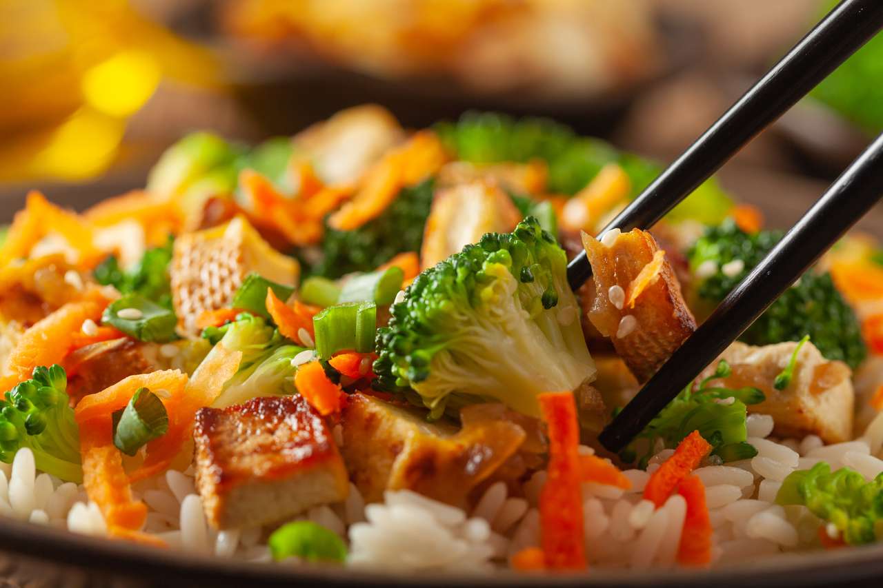 Тофу с рисом и овощами пазл онлайн