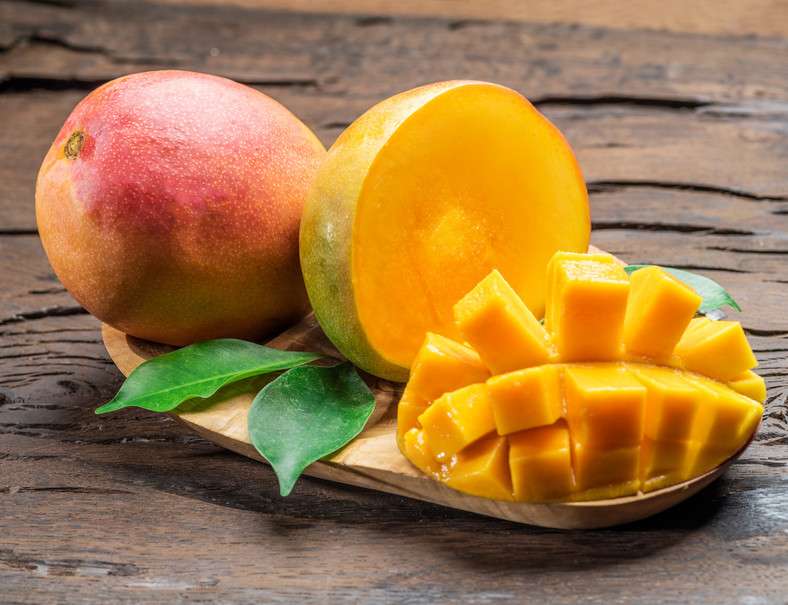 Жовтий екзотичний фрукт - манго онлайн пазл