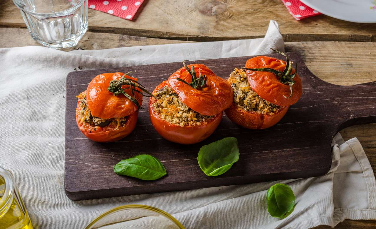 Bakade tomater fyllda med örter pussel på nätet