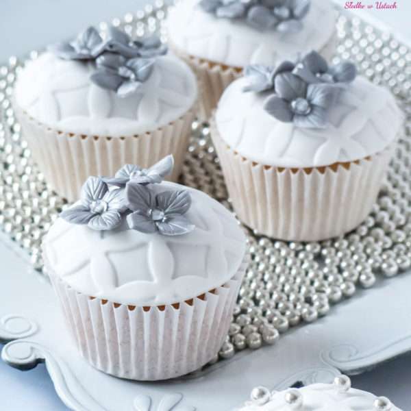 Cupcakes dekorerade med glasyr Pussel online