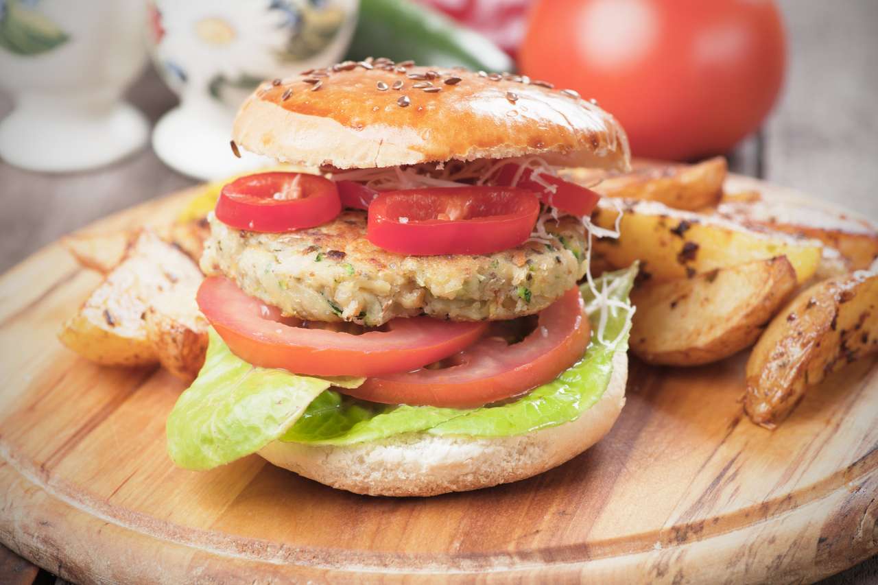 Hamburguesa vegana con tomate y lechuga rompecabezas en línea