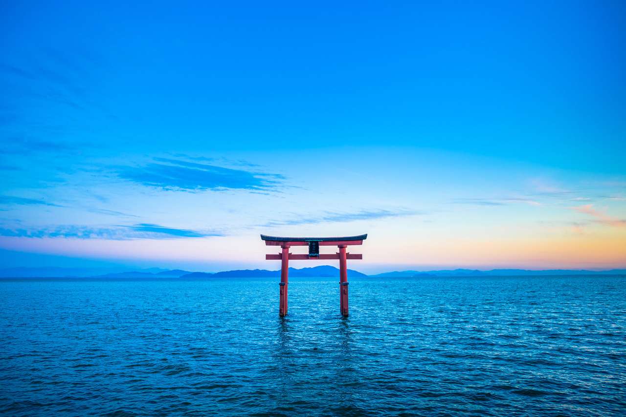 Torii y lago Biwa, prefectura de Shiga en Japón rompecabezas en línea