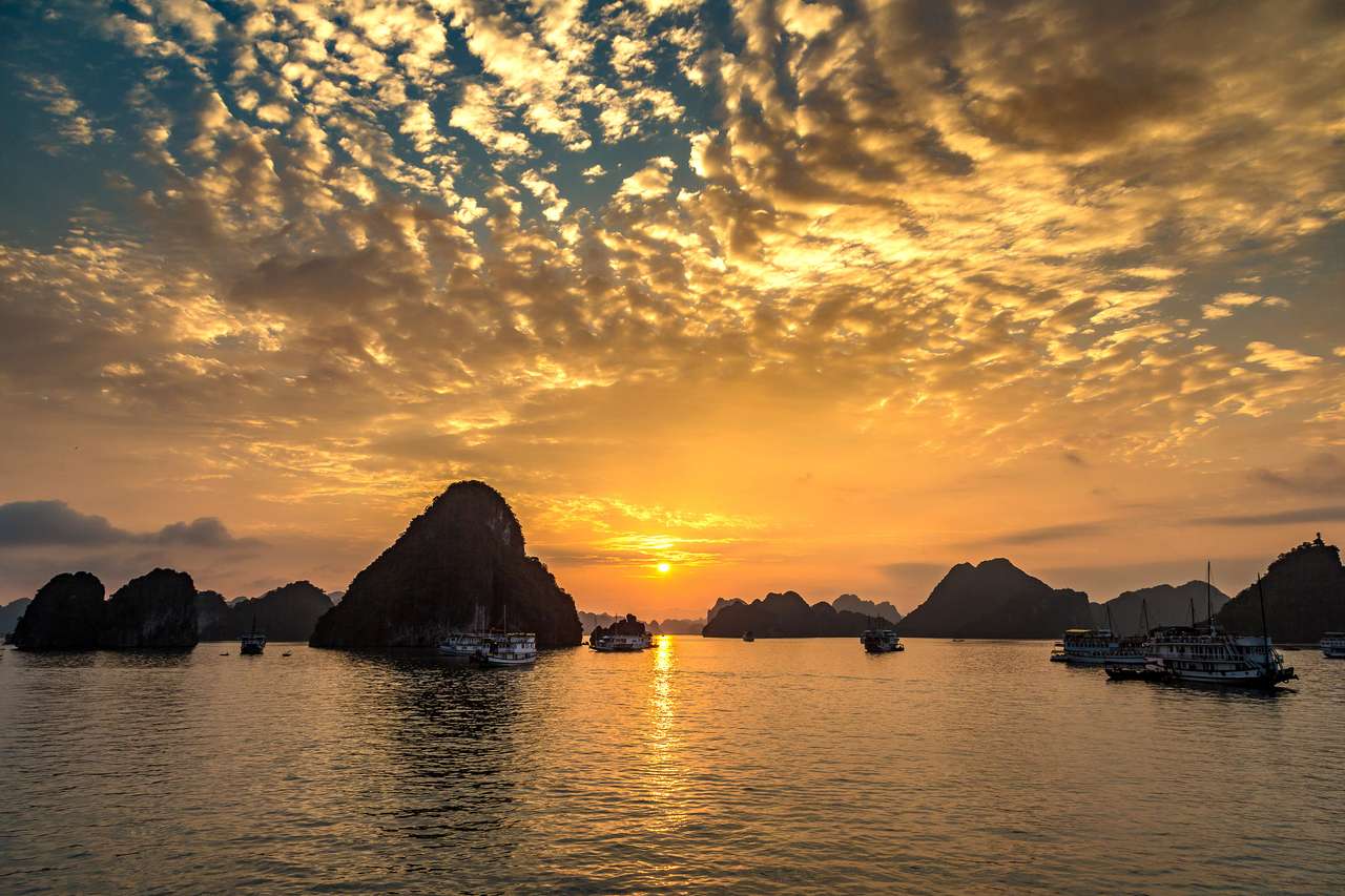 Coucher du soleil dans la baie d'Halong, Vietnam puzzle en ligne