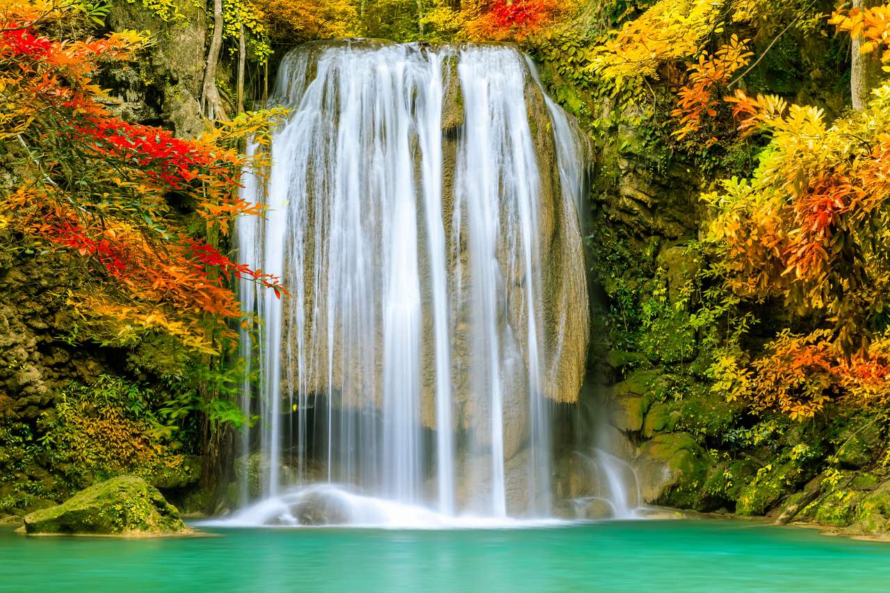Wasserfall im Herbst Online-Puzzle