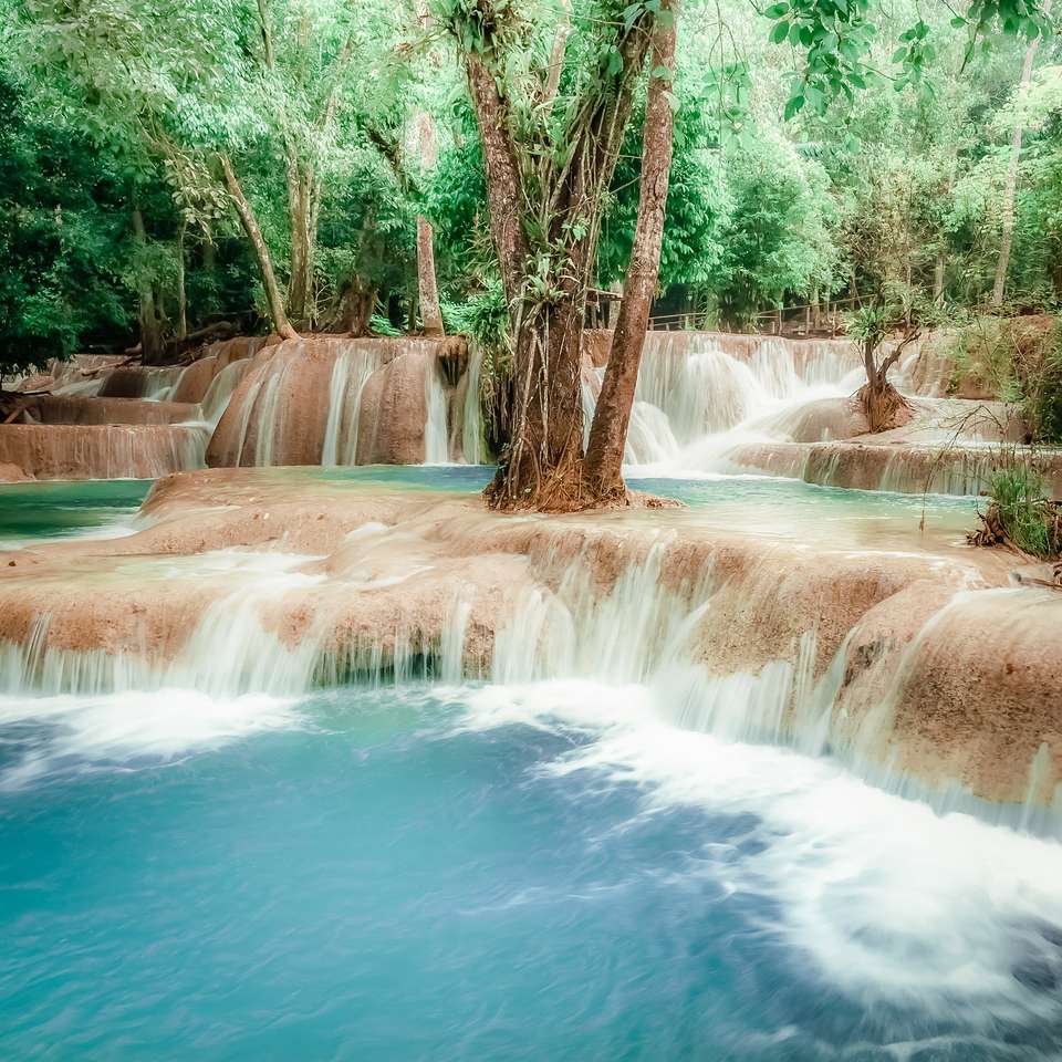 Каскадный водопад Куанг Си онлайн-пазл