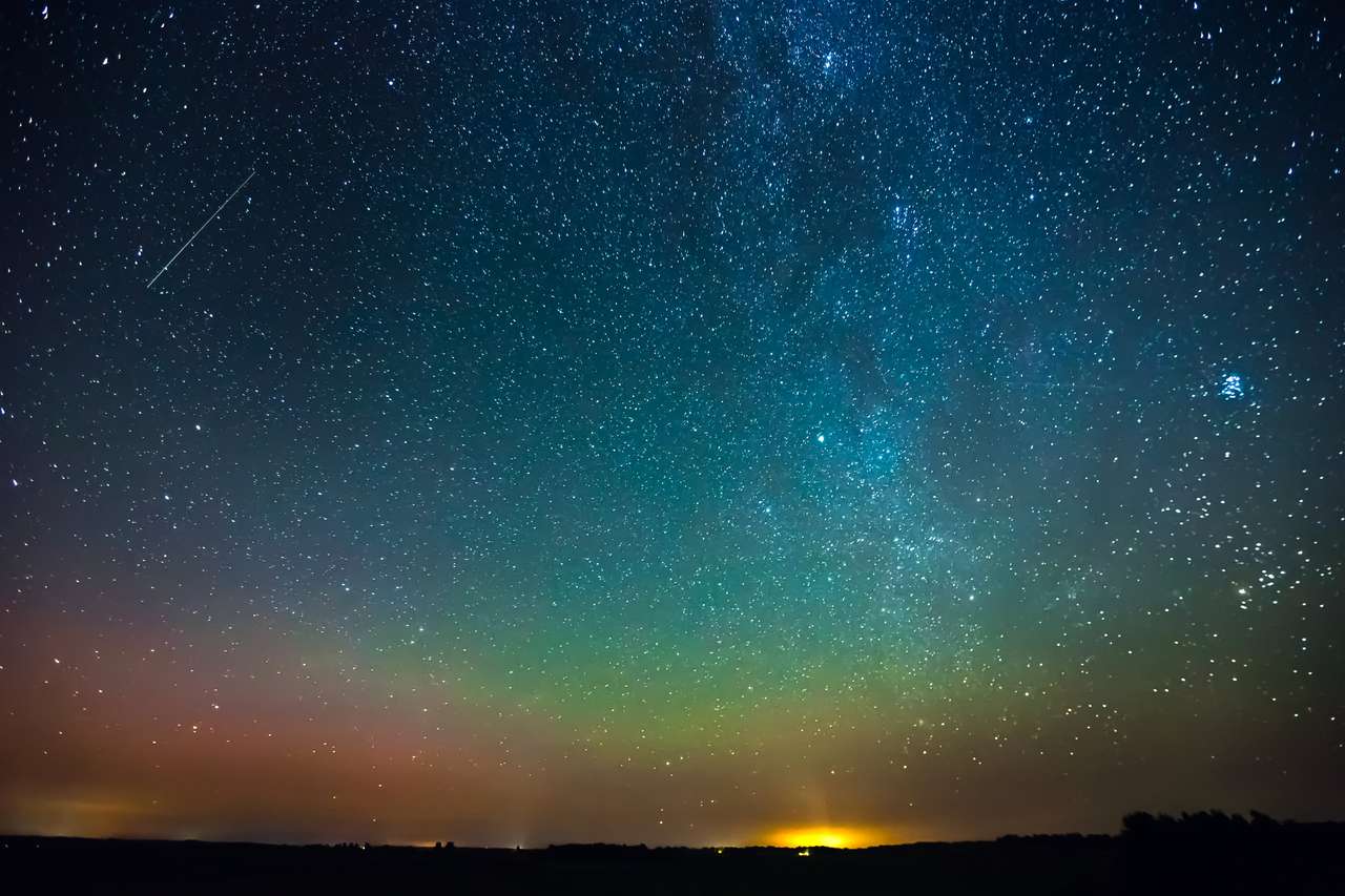 Звездно небе със светли светлини на Aurora borealis онлайн пъзел