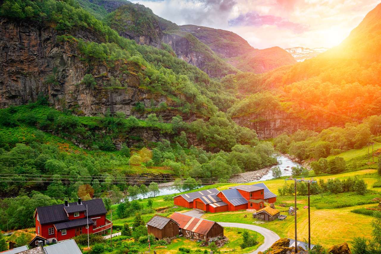 Χωριό στην όχθη ενός ποταμού στη Νορβηγία online παζλ