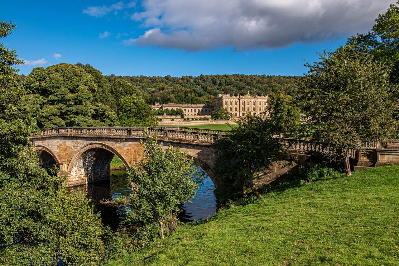 Gewölbte Steinbrücke am Chatsworth House Puzzlespiel online