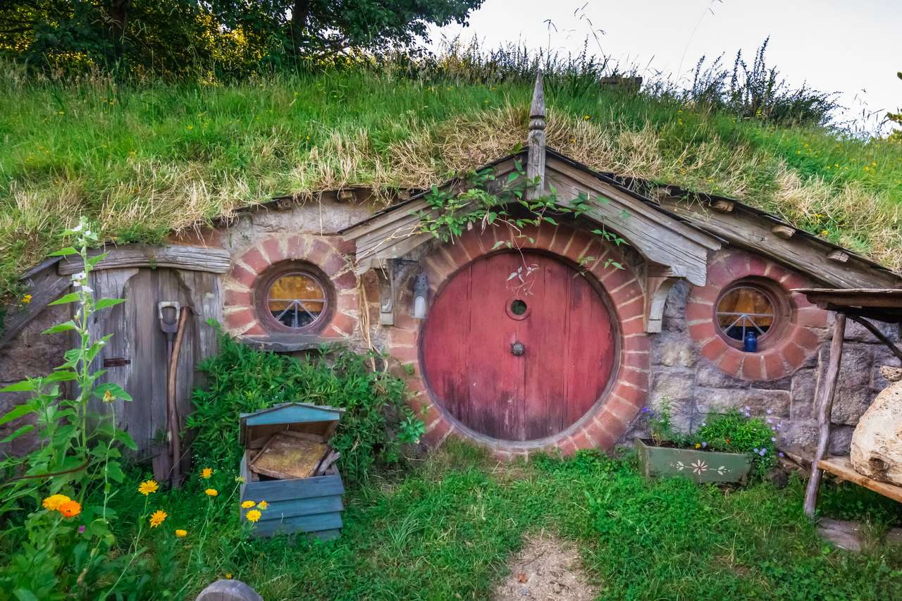 Der Ort, wo Hobbits in ihren Löchern leben. Puzzlespiel online