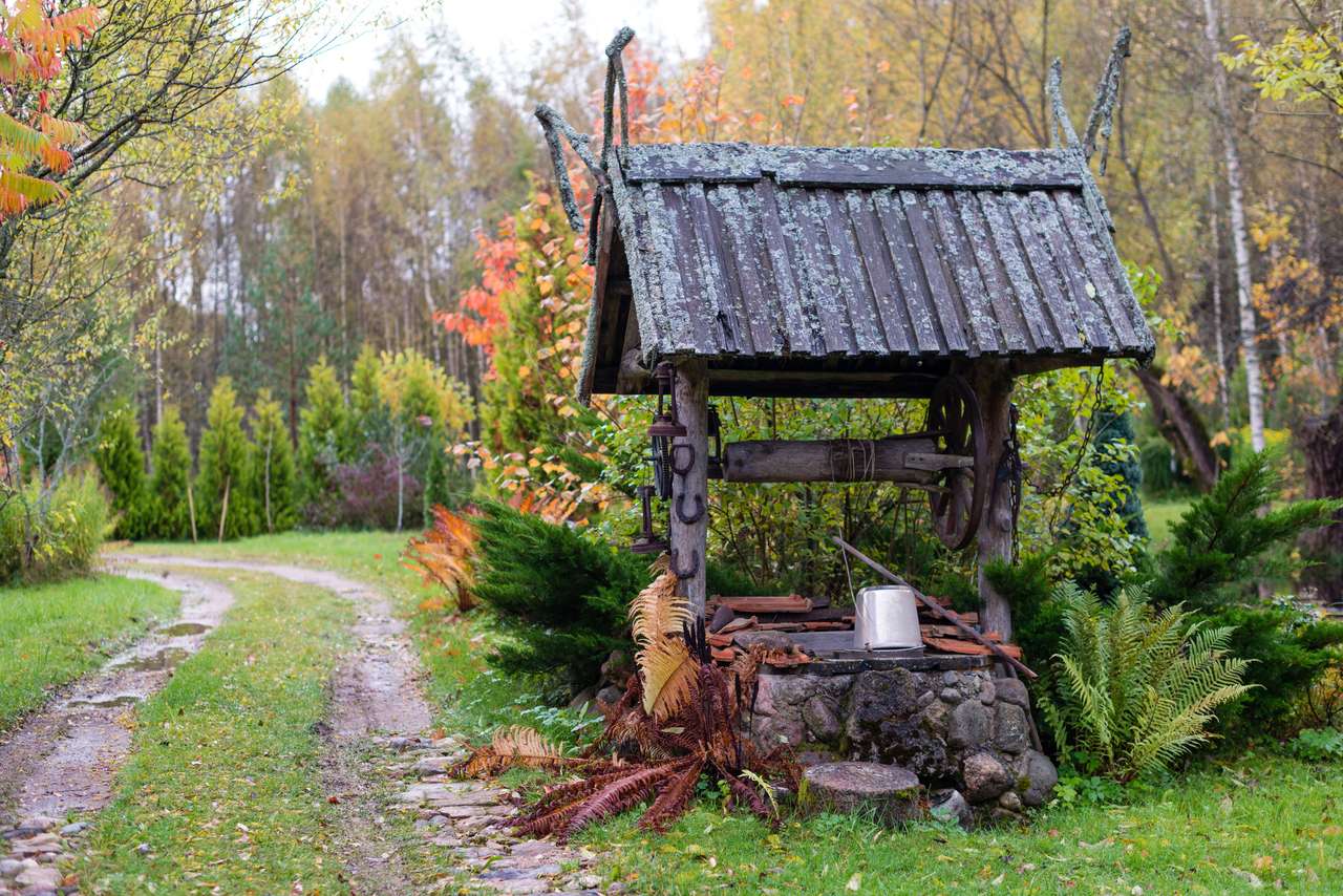 Исторически кладенец с двор от селска къща с дървен покрив. онлайн пъзел