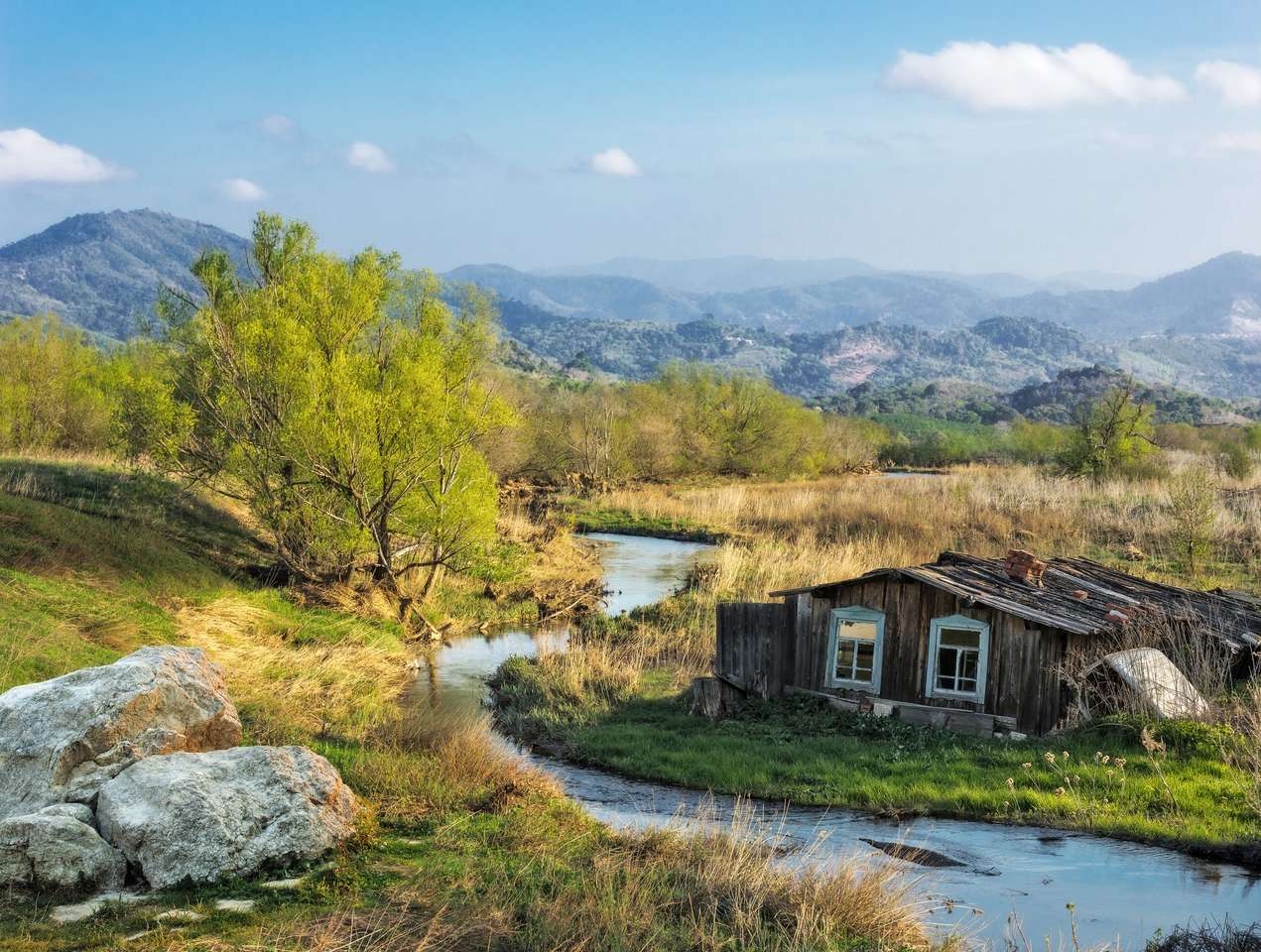 Casa de aldeia na margem do rio quebra-cabeças online